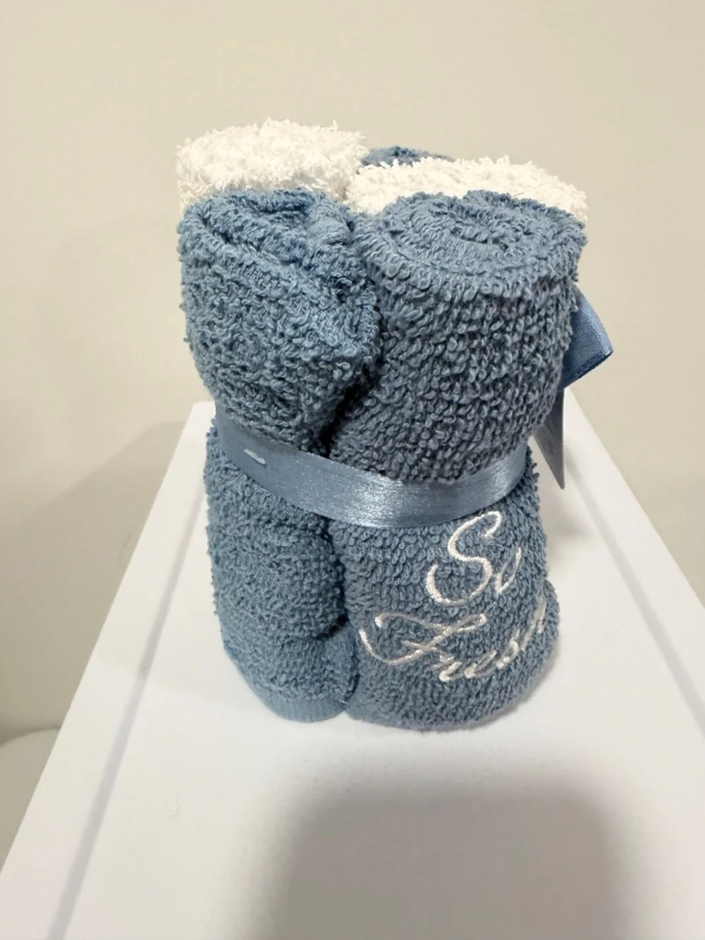 Home Collection White Blue Wash Cloths x 5 Embroidered Soap So Fresh So Clean